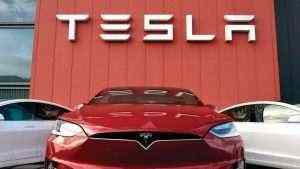 Tesla cae un 6,5% en el debut del S&P 500