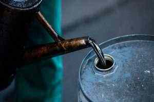 МЭА ухудшило прогноз по добыче нефти в странах вне ОПЕК