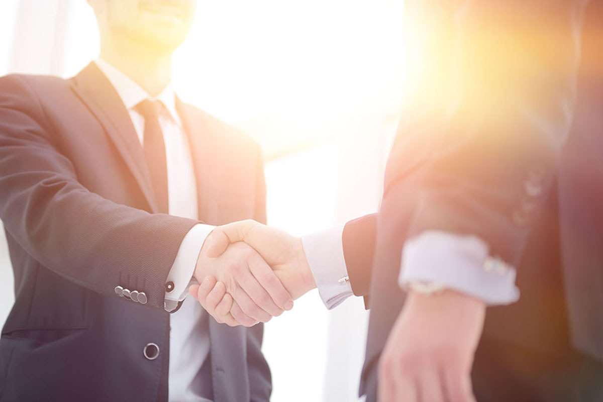 Цены на нефть снижаются на опасениях по поводу слабого восстановления спроса