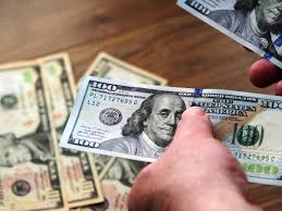 Dollar rises, RBA retains interest rate